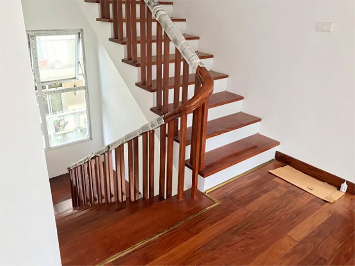 Gỗ làm cầu thang có thể là gỗ tự nhiên hoặc gỗ công nghiệp 